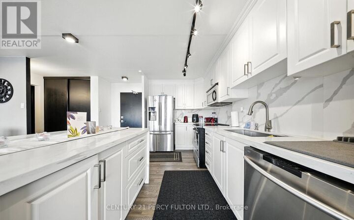 Property Photo:  2 Glamorgan Avenue 1212  ON M1P 2M8 