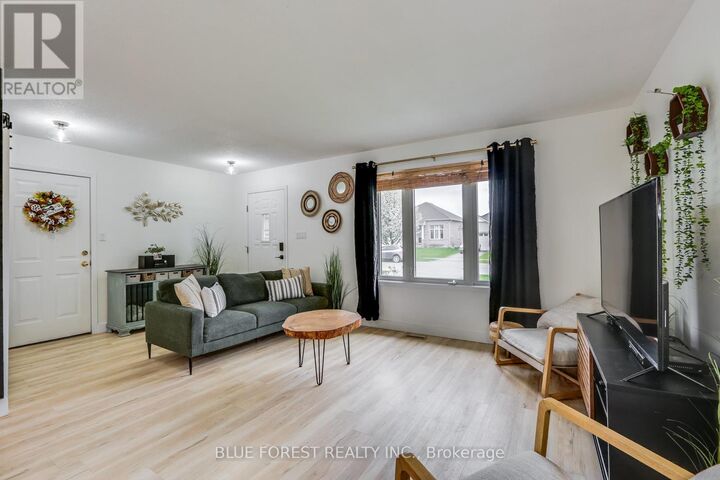 Property Photo:  3 Meadowvale Drive  ON N5P 4P1 