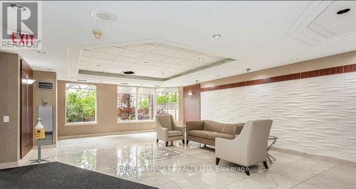 Property Photo:  135 Hillcrest Avenue 204  ON L5B 4B1 
