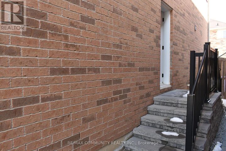 Property Photo:  23 Penndutch Circle Lower  ON L4A 0P3 