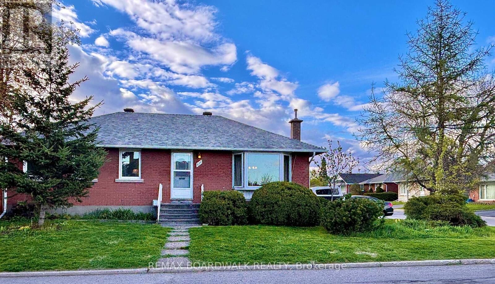 Property Photo:  625 Clarke Avenue  ON K1K 0Y6 