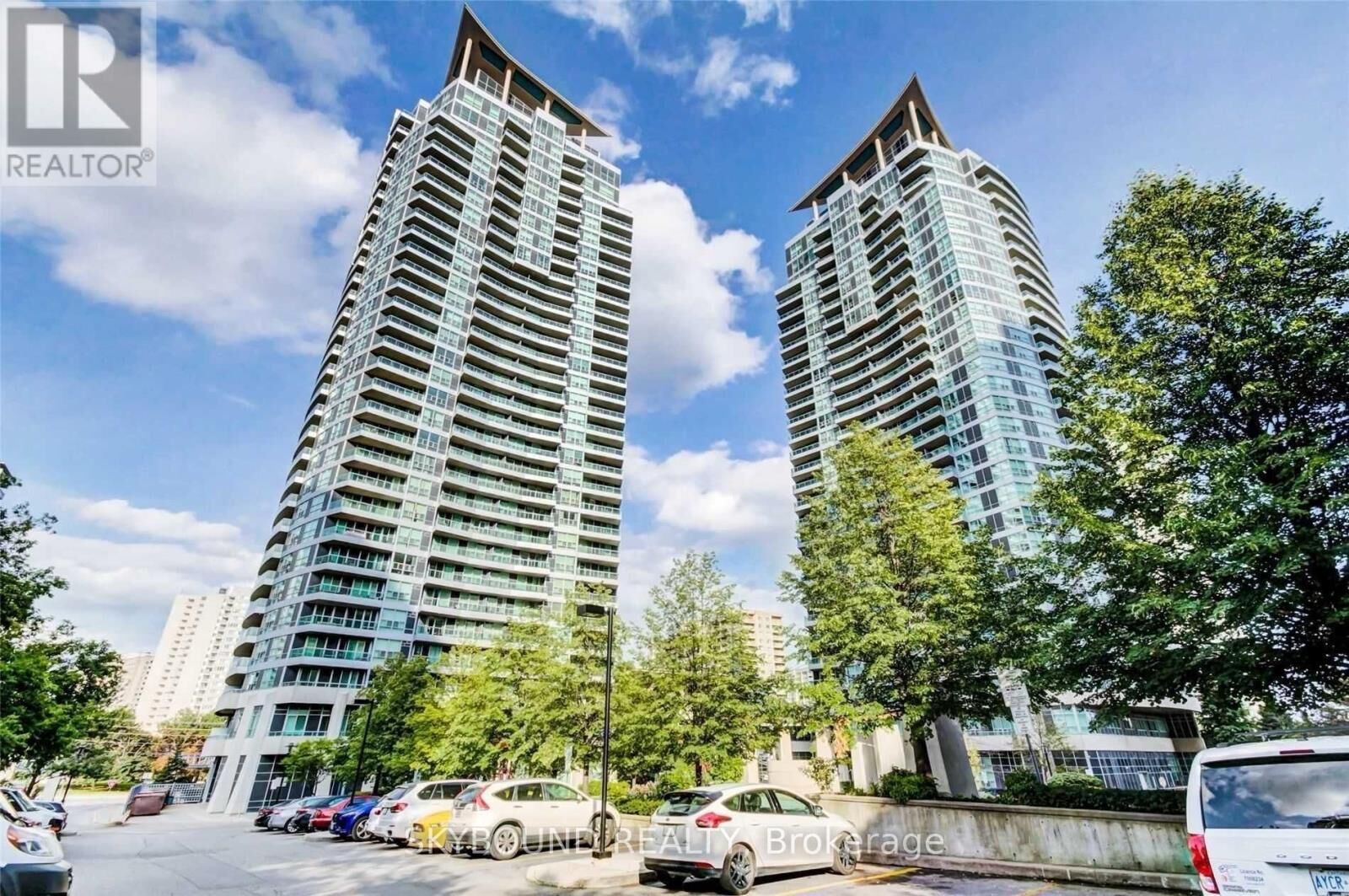 Property Photo:  33 Elm Drive West 807  ON L5B 4L2 