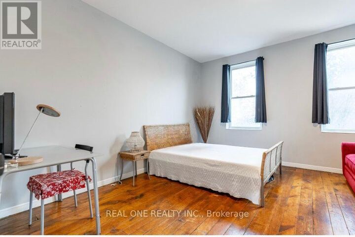 Property Photo:  118 Queen Street South Room 1  ON L8P 3S1 