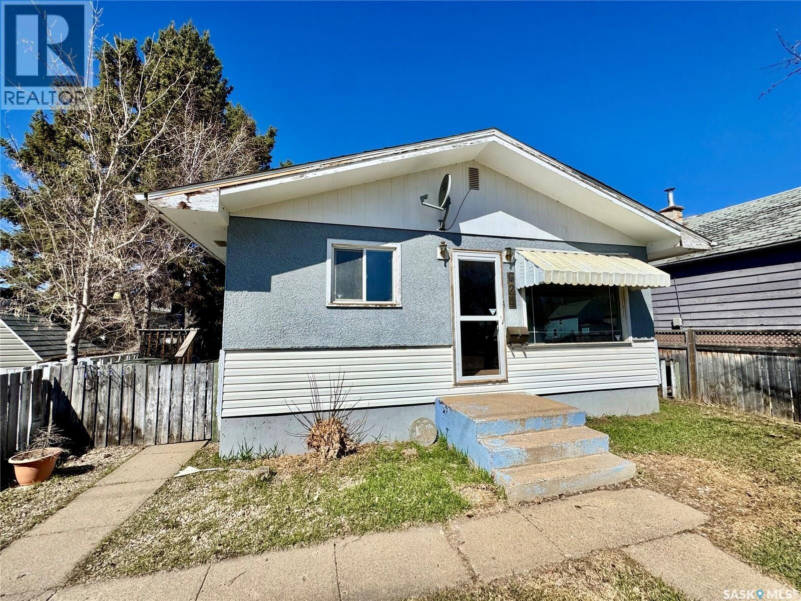 Property Photo:  624 7th Street E  SK S6V 0S8 