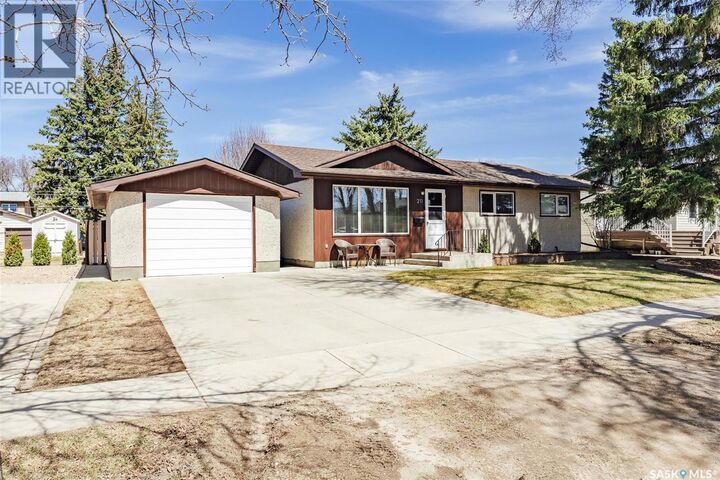 Property Photo:  211 2nd Street E  SK S0K 2L0 