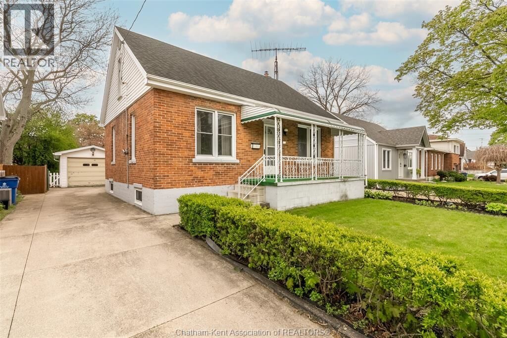 Property Photo:  118 Alexandra Avenue  ON N7M 1Y3 