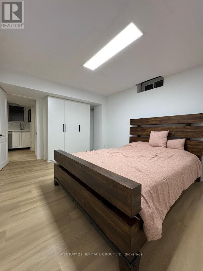 Property Photo:  51 Rocksprings Avenue Lower  ON L4S 1P8 