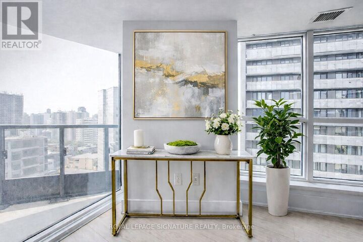 Property Photo:  585 Bloor Street East 2722  ON M4W 0B3 