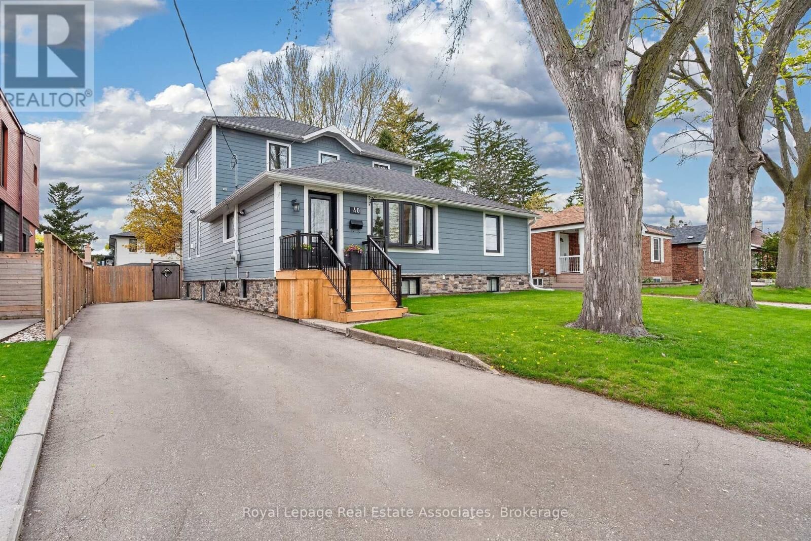 Property Photo:  40 Briarwood Avenue  ON L5G 3N6 