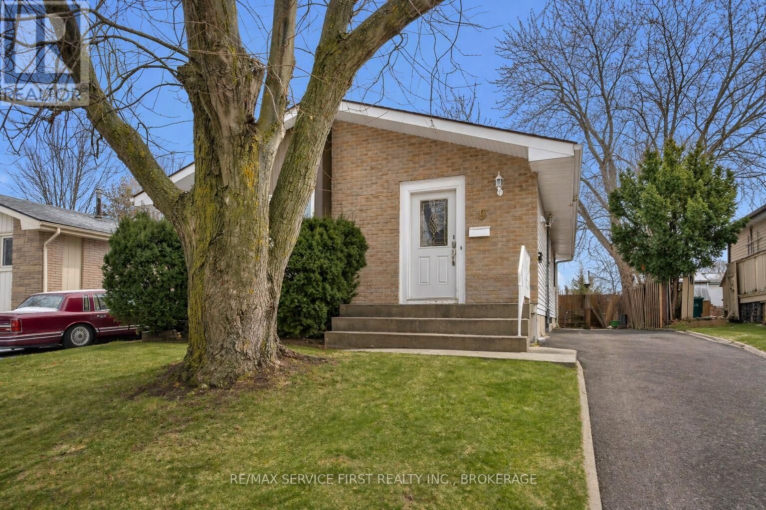 Property Photo:  9 Rockford Place  ON K7K 5Z7 