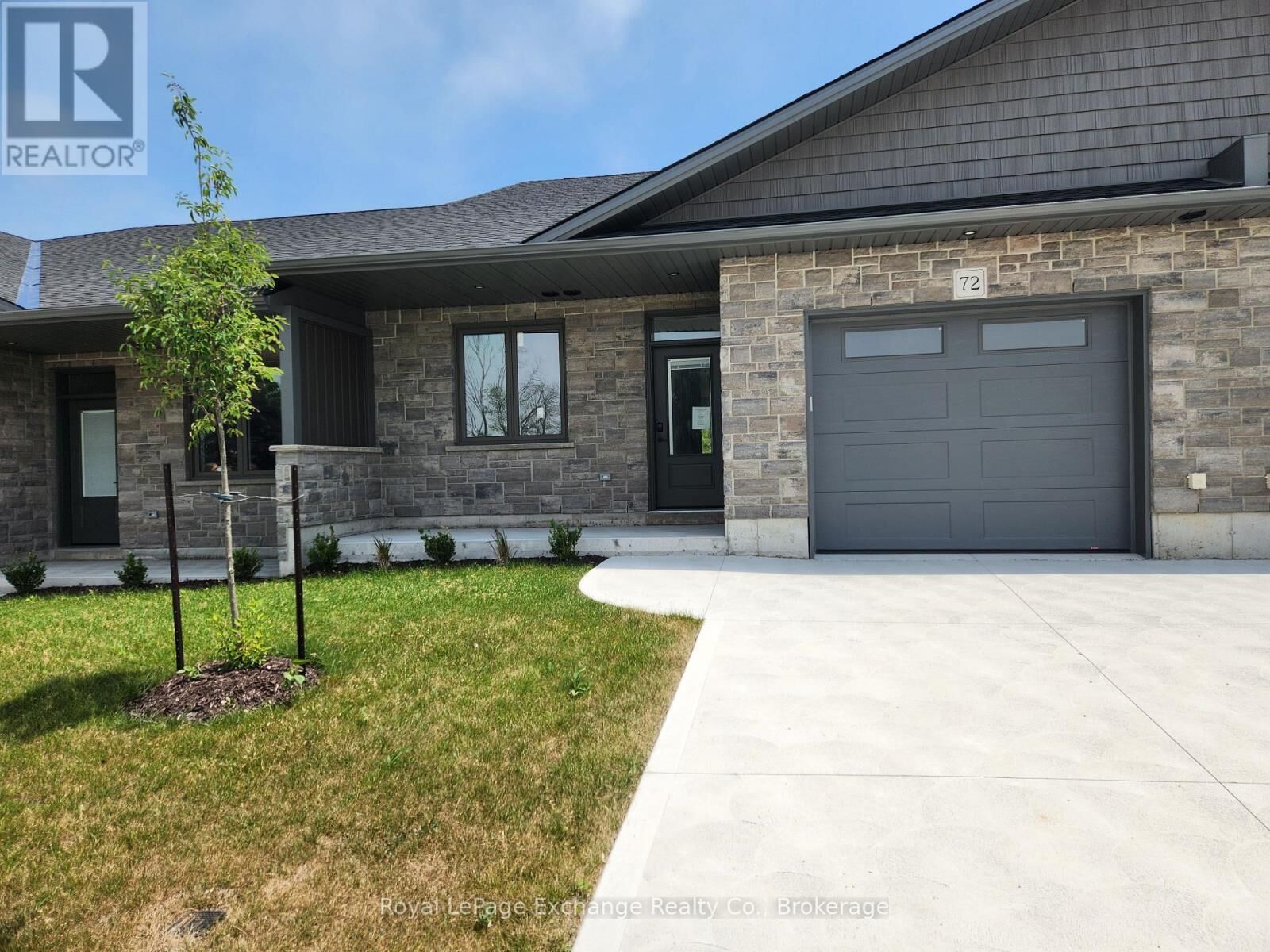 Property Photo:  12 West Mercedes Crescent North  ON N2Z 1G8 