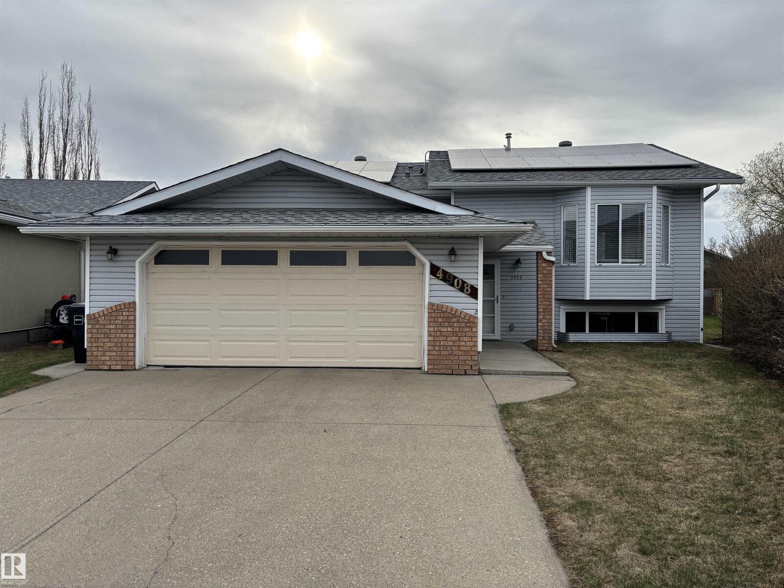 Property Photo:  4908 17 Avenue NW  AB T6L 2Y7 