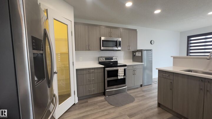 Property Photo:  20015 50 Avenue NW  AB T5R 5X3 