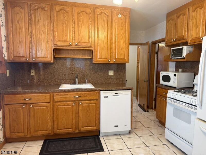Property Photo:  72 Baldwin Pl 2  NJ 07003 