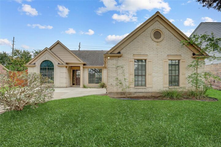 Property Photo: 307 E Sutton Square TX 77477