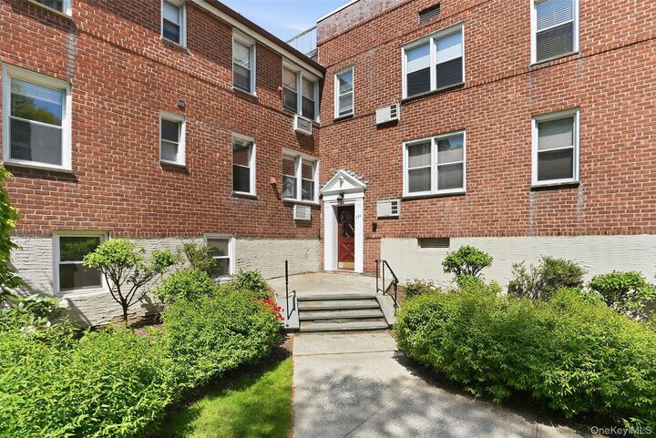 Property Photo:  324 Palmer Terrace 1A  NY 10543 