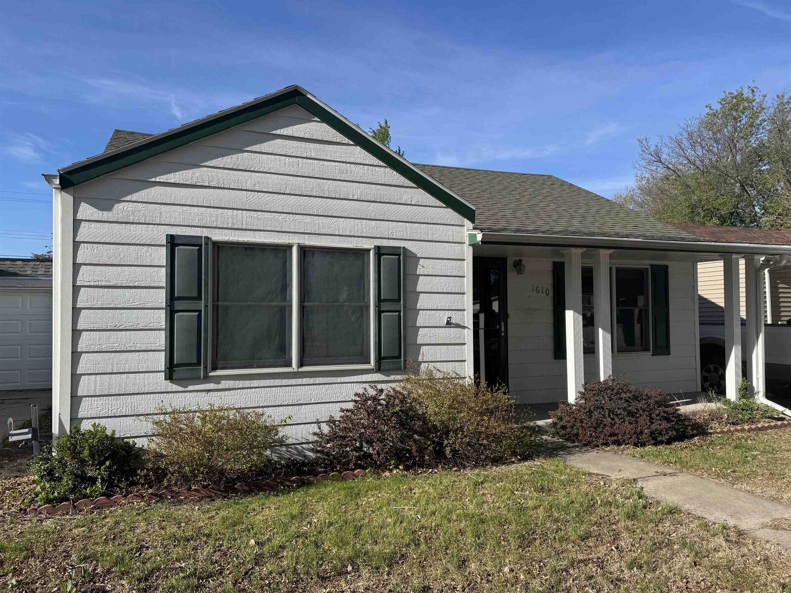 Property Photo: 1610 W 3rd St NE 69101