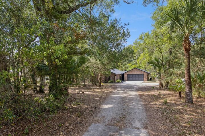 Property Photo:  1095 E Graves Avenue  FL 32763 
