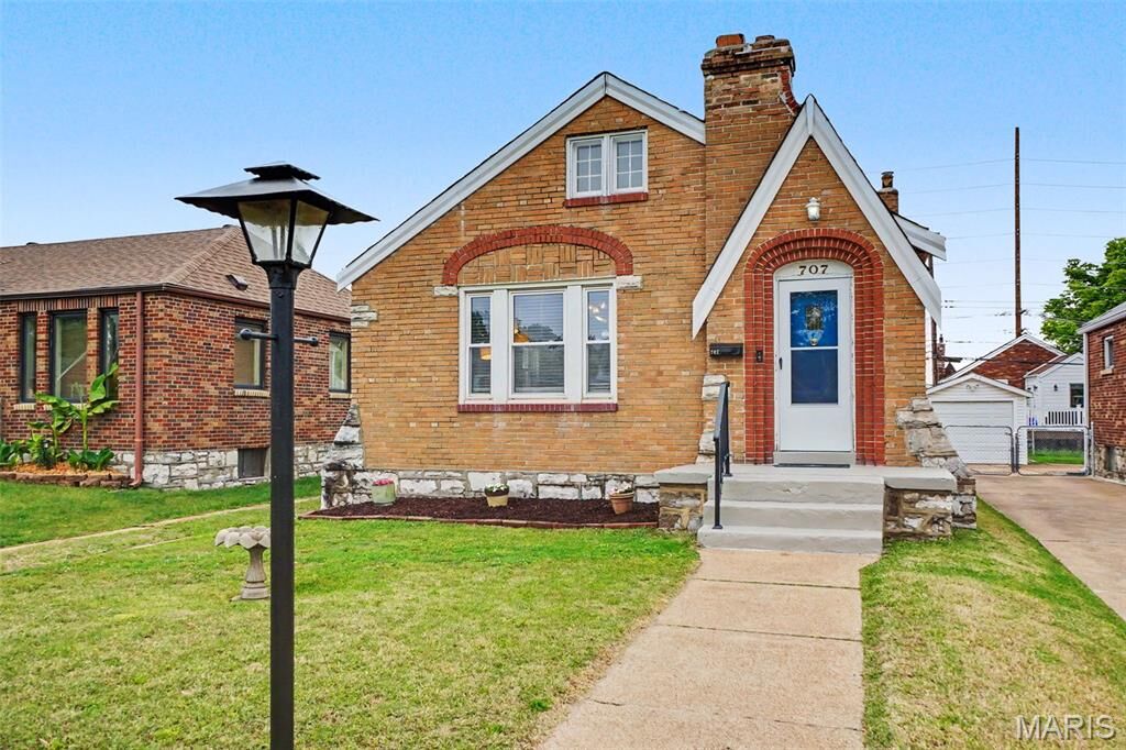 Property Photo:  707 Bellavilla Drive  MO 63125 