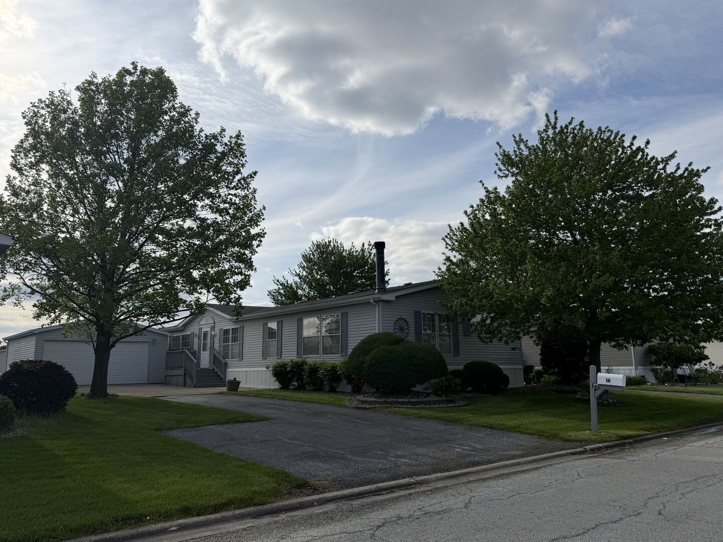 Property Photo: 16 Oriole Lane IL 60401