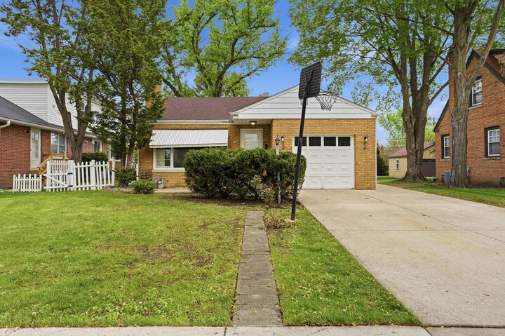 Property Photo:  306 W Lonnquist Boulevard  IL 60056 