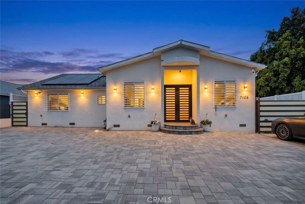 Property Photo:  7108 Colbath  CA 91405 