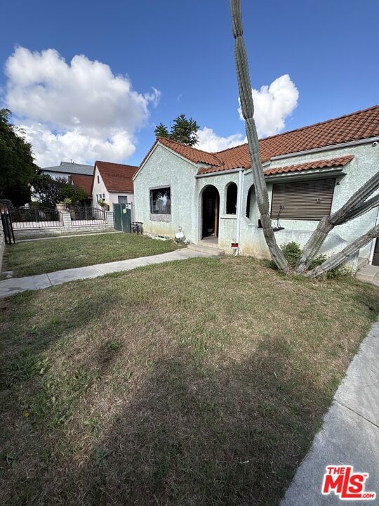Property Photo: 1340 S Mansfield Avenue CA 90019