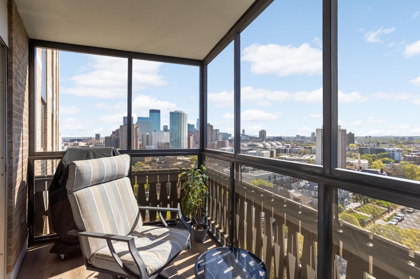 Property Photo:  400 Groveland Avenue 1514  MN 55403 