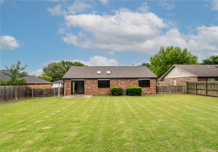 Property Photo:  1150 S Lyndale  AR 72761 