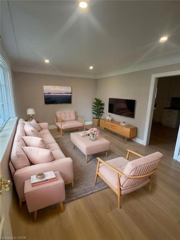 Property Photo:  33 Stone Church Road W  ON L9B 1A1 