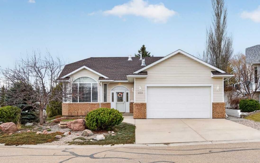 Property Photo:  1121 Southview Drive  AB T0M 2A0 