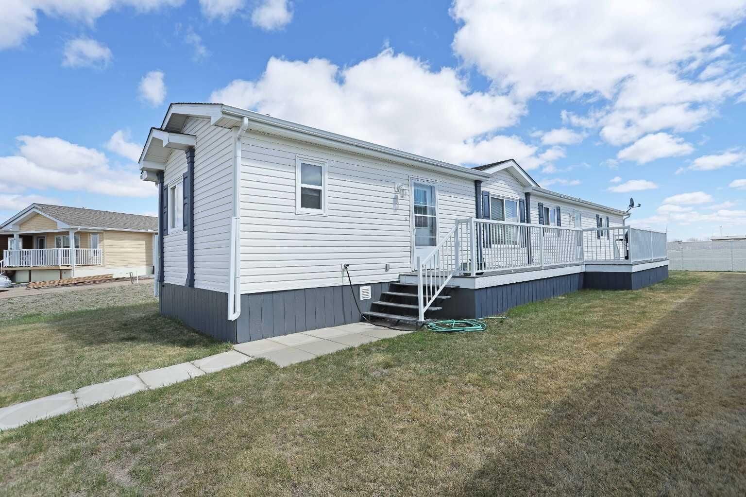 Property Photo:  45 Meadowplace Crescent E  AB T1R 0R5 