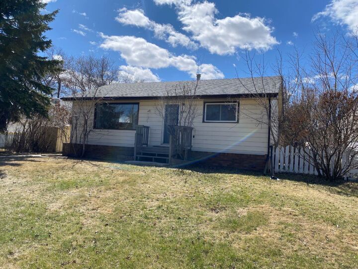 Property Photo:  5801 48 B Avenue  AB T4V 0L9 