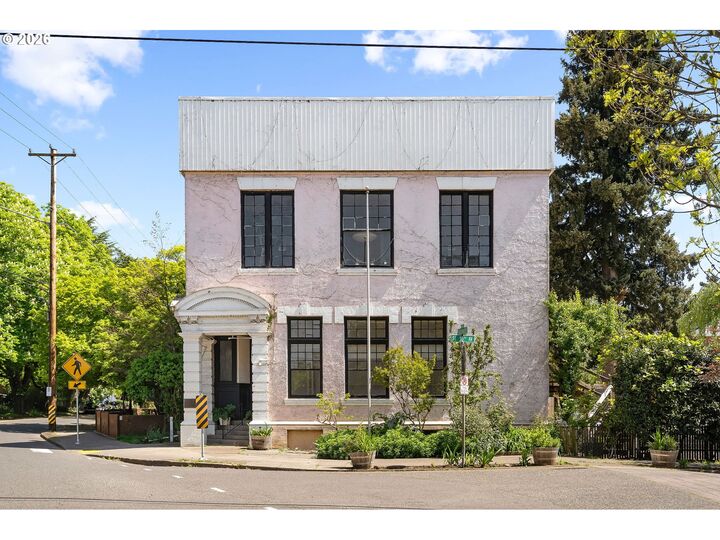 Property Photo:  5500 SE Belmont St  OR 97215 