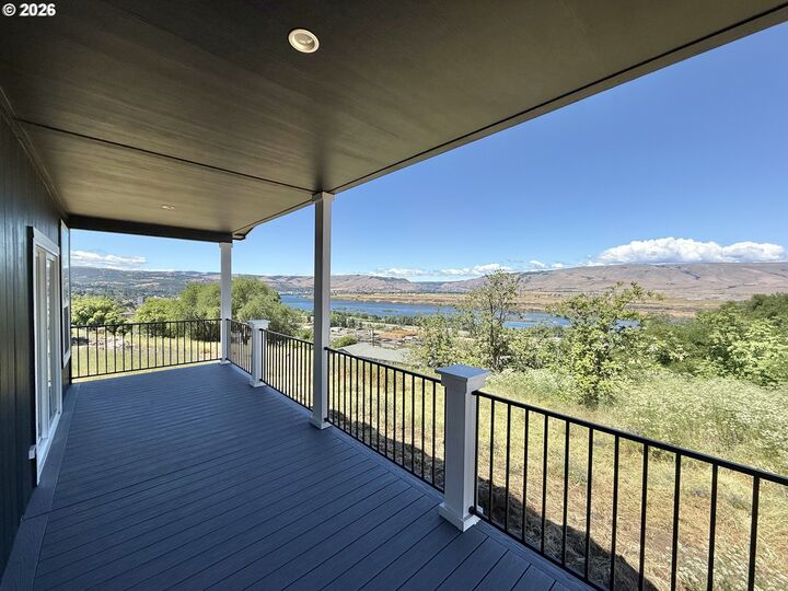 Property Photo:  2743 E 9th St  OR 97058 