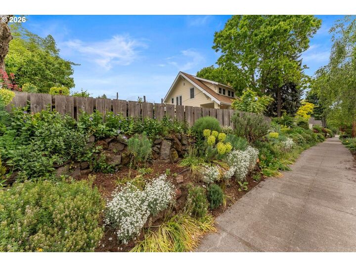 Property Photo:  304 NE 62nd Ave  OR 97213 