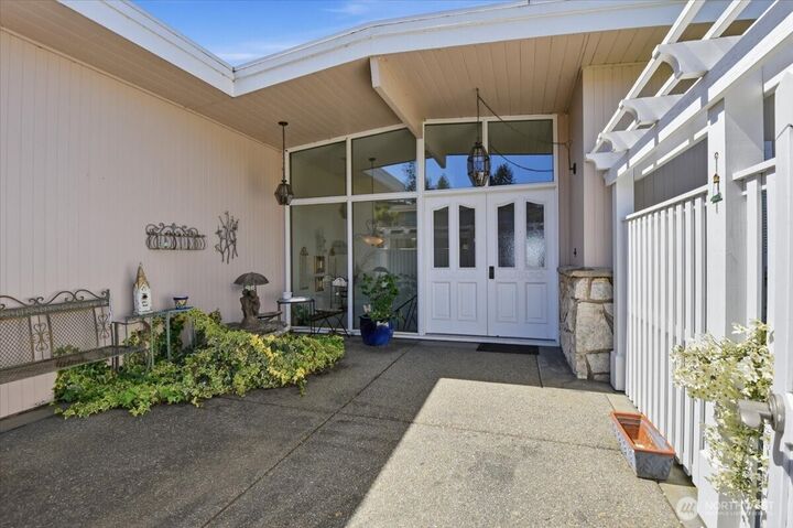 Property Photo:  911  12th Avenue N  WA 98020 