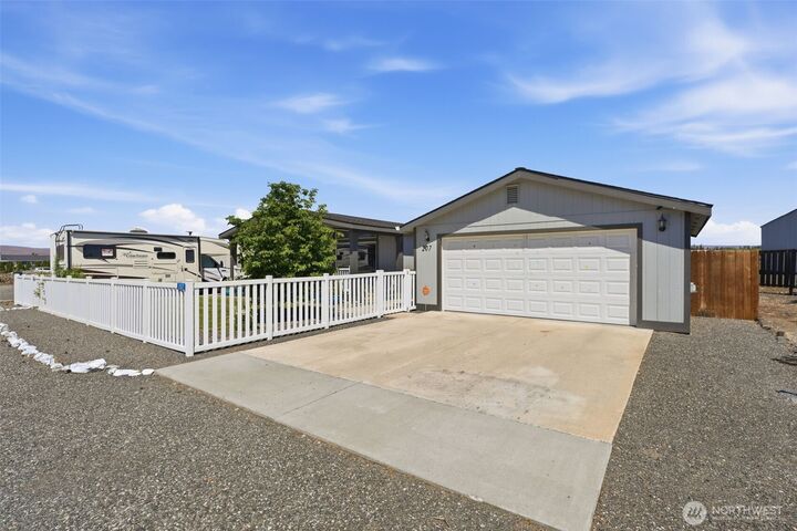 Property Photo: 207 SW Airport Way WA 99349