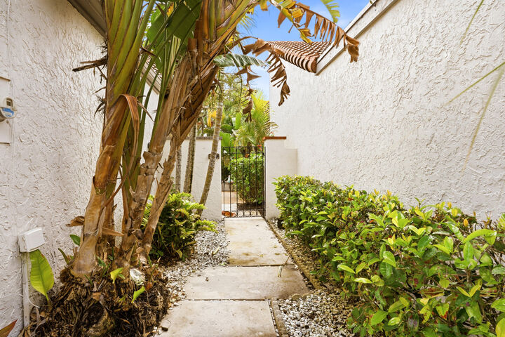 Property Photo:  11810 Kiva Drive  FL 33437 