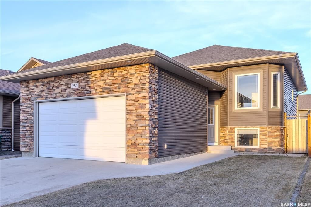 Property Photo: 254 Macinnes Street SK S7T 0T2