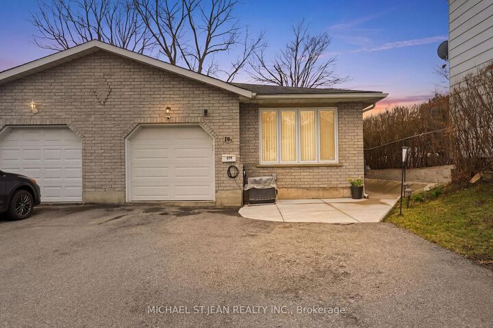 19B Dundas Street W — photo 1