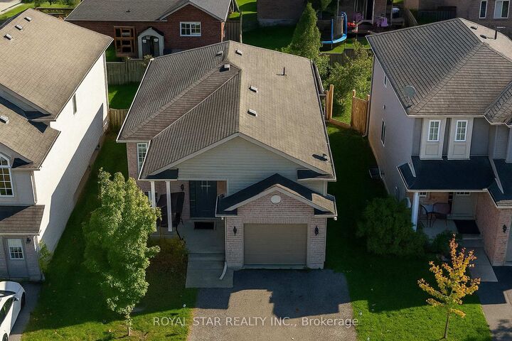 Property Photo: 3 Kerr Crescent ON N5C 4H2