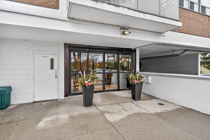 Property Photo: 212 Kerr Street 702 ON L6K 3B1