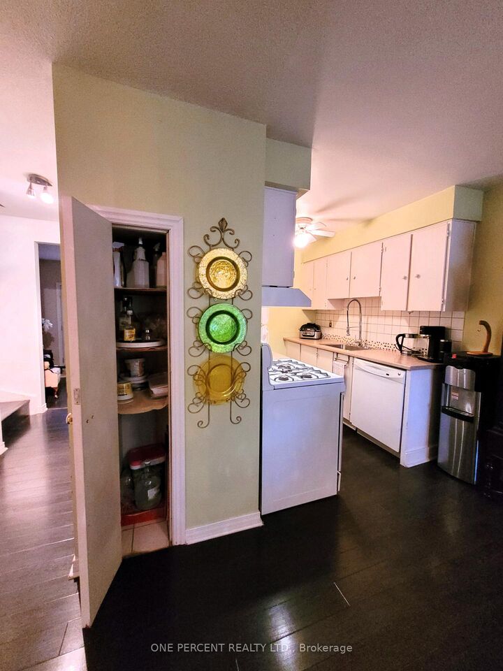 Property Photo:  185 Denistoun Street S 126  ON L3C 6J6 