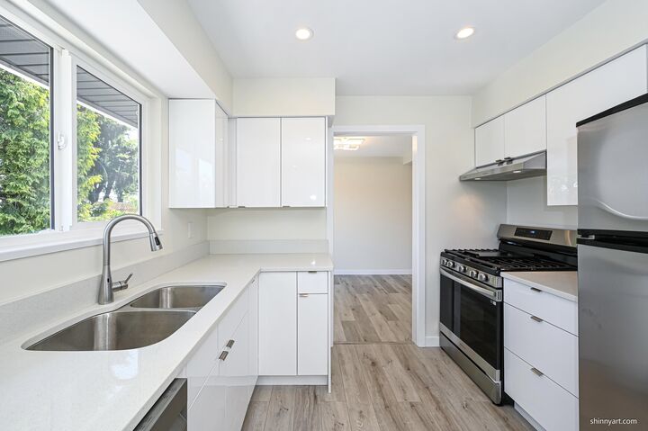 Property Photo: 5546 Maple Crescent BC V4K 1G4
