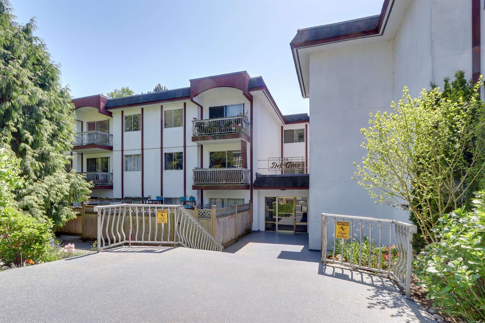 Property Photo:  135 W 21st Street 104  BC V7M 1Z2 