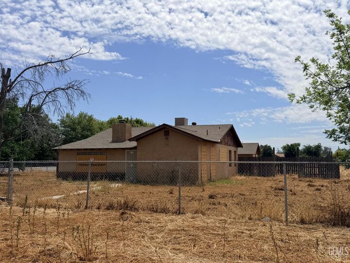 Property Photo:  747 E Casa Loma Drive  CA 93307 