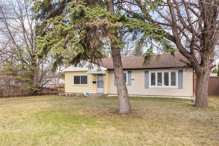 Property Photo:  629 Silverstone Avenue  MB R3T 5W6 