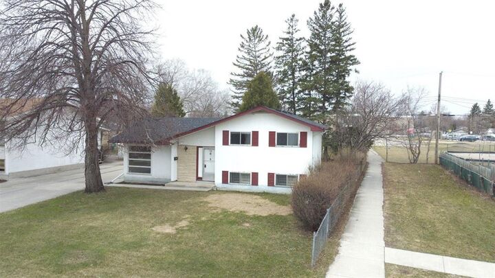 Property Photo:  18 Colonial Court  MB R2C 0S6 
