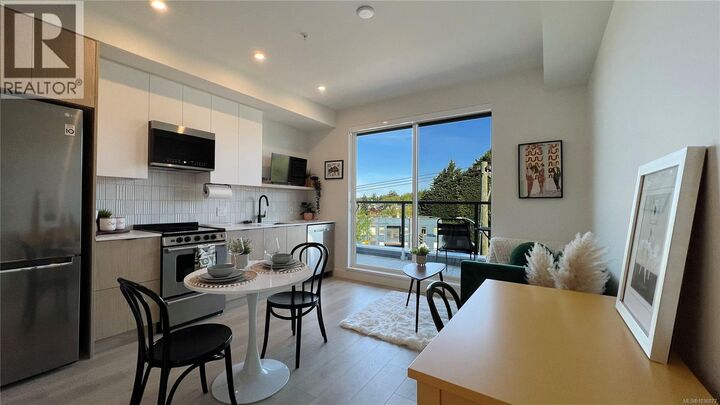 Property Photo: 1301 Hillside Avenue 404 BC V8T 2B3